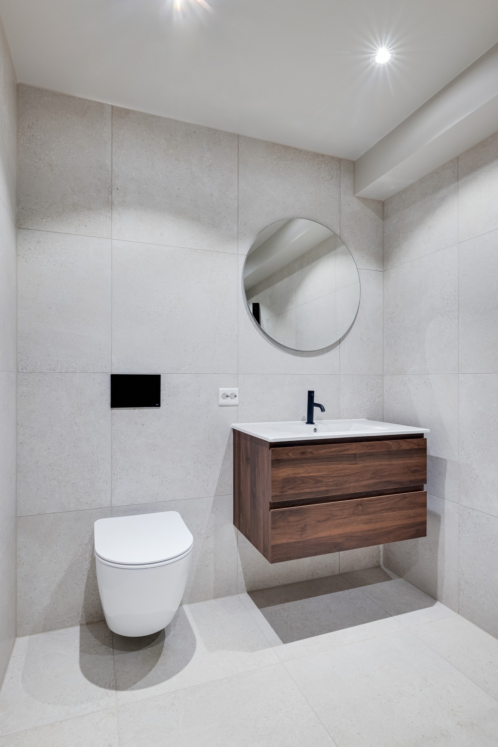 Det er innredet med seksjon med servant, vegghengt toalett og dusjhjørne med glassvegger. Galleribilde