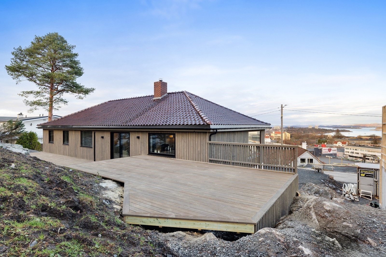 Det er etablert en ny og romslig terrasse som strekker seg langs hele husets langside. Galleribilde
