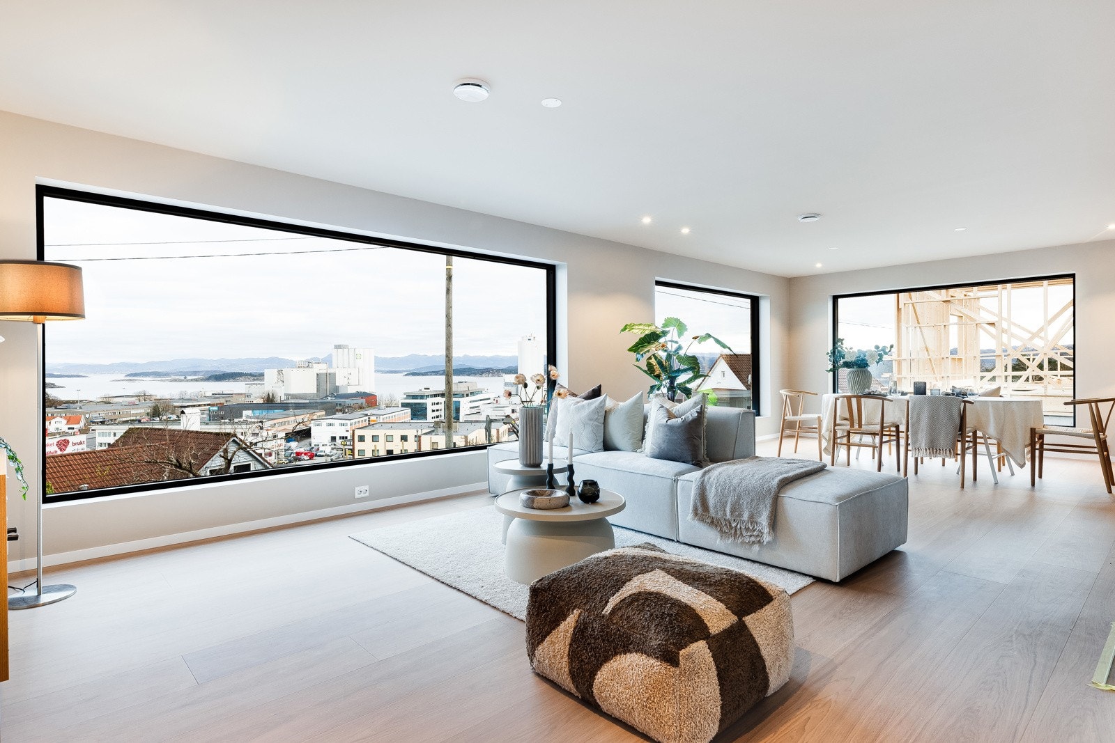 Her ligger stue og kjøkken i en åpen og luftig løsning som gir en lys og romslig atmosfære. Galleribilde