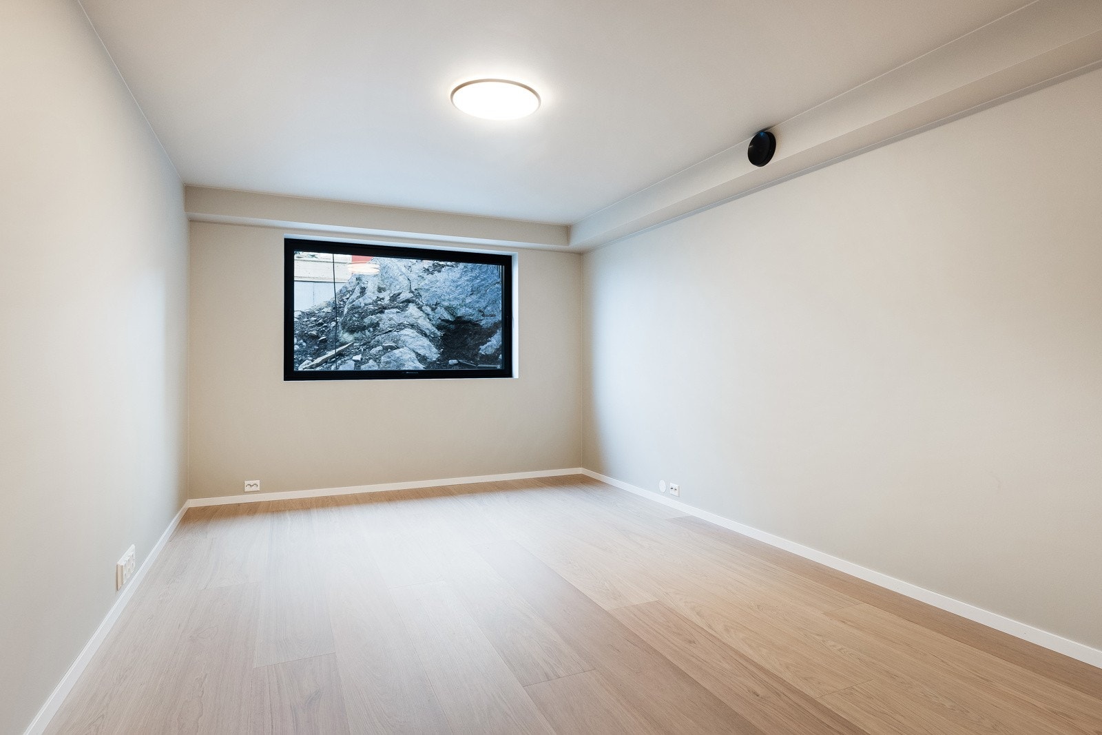 Stuen er av god størrelse og fungere perfekt som en tv-stue til koselig kvelder med familien. Galleribilde