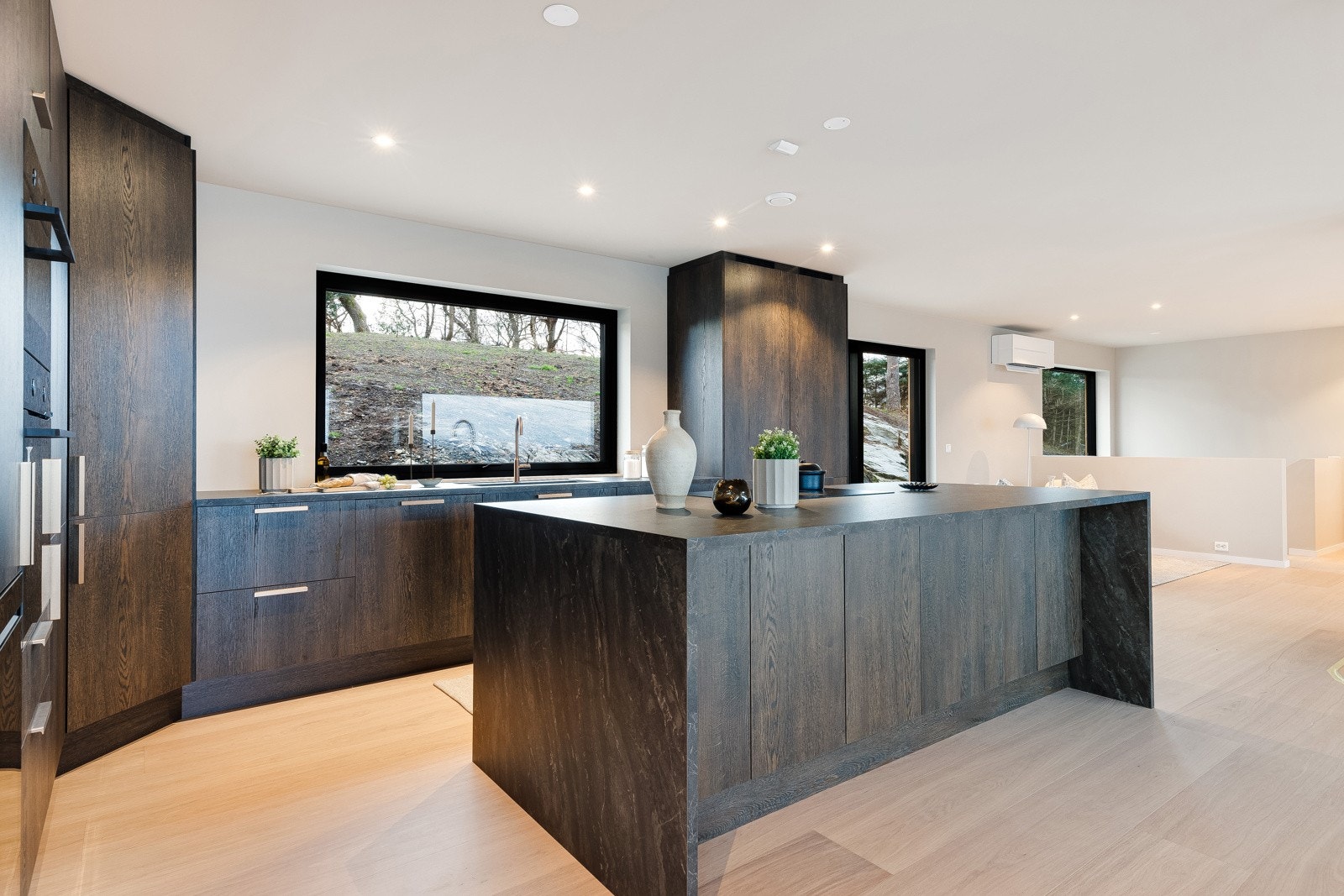 De gjennomtenkte løsningene inkluderer blant annet vask plassert med utsikt mot bakhagen og koketopp på kjøkkenøyen, slik at du både kan nyte utsikten og følge med på barna mens du lager mat. Galleribilde