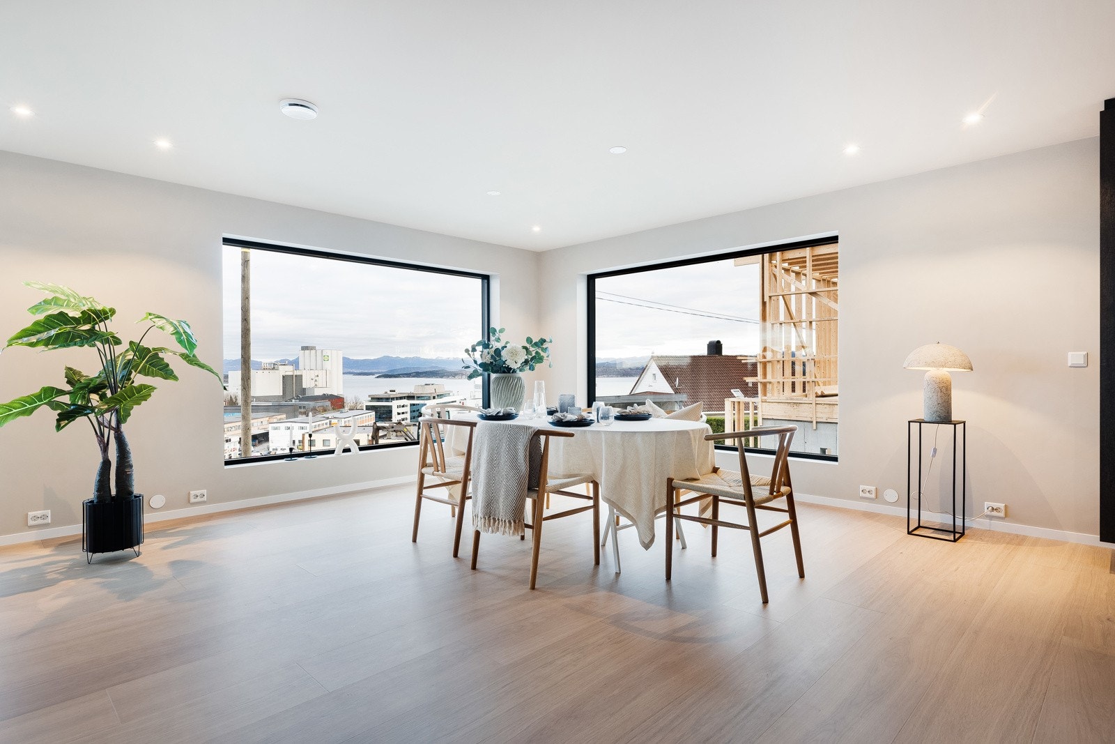 Stuen er lys og elegant, og inndelt i naturlige soner. Galleribilde