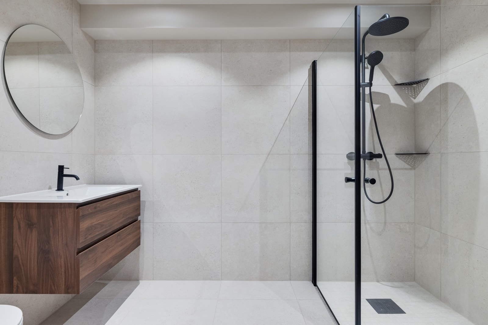 Badet i 1.etasje er også av god størrelse og lekkert utført. Galleribilde