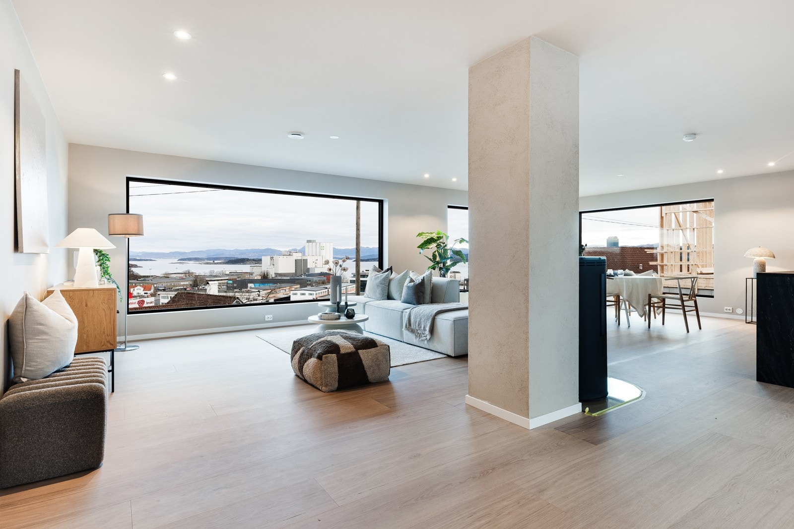 Når man kommer opp i 2. etasje er det utvilsomt den nydelige utiskten man først legger merke til . Galleribilde