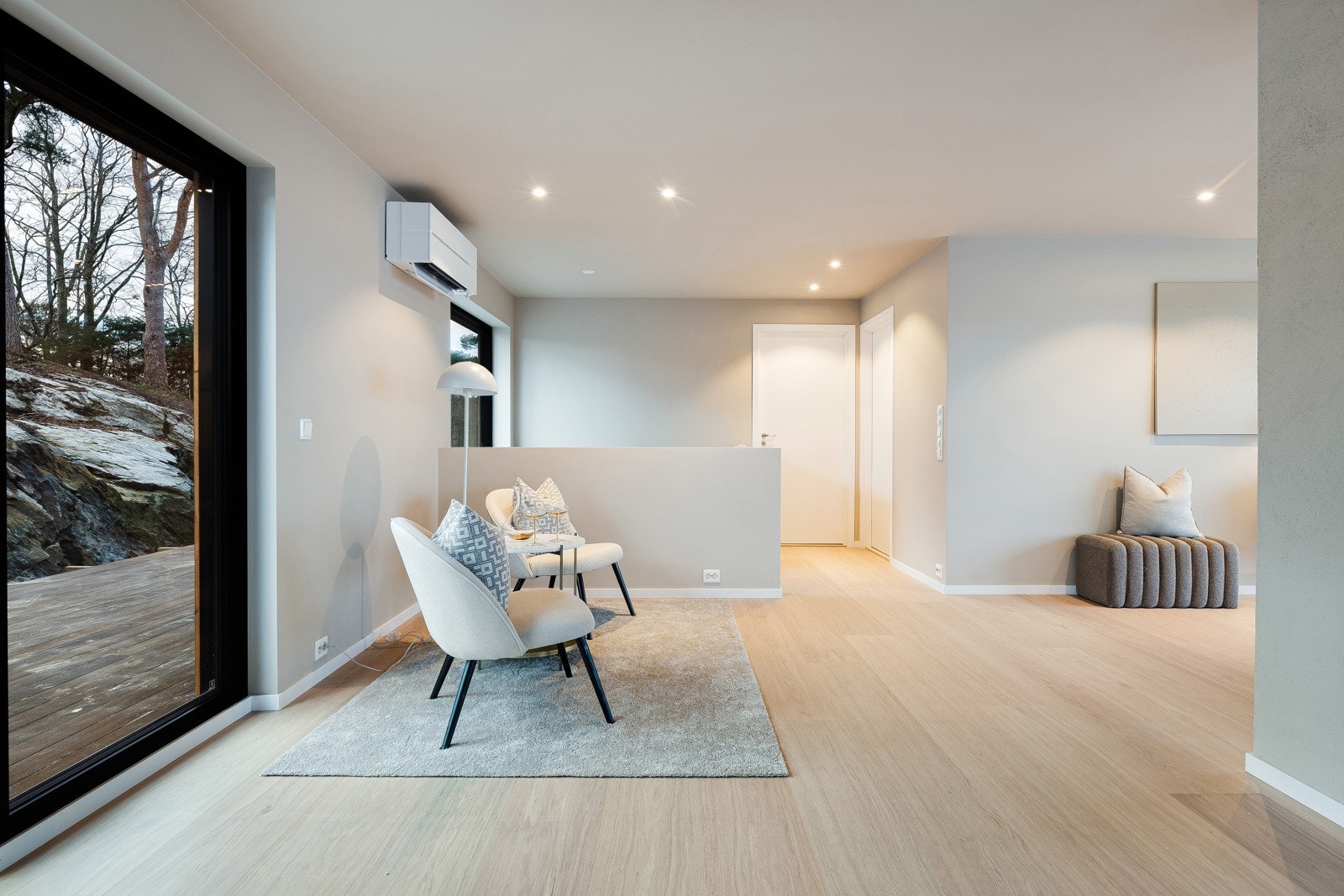 Huset fremstår som en gjennomført og smakfull bolig med et moderne uttrykk og en svært god planløsning. Galleribilde