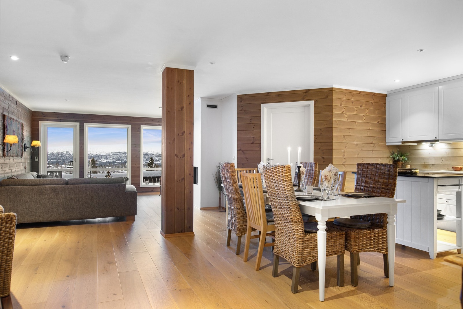 Det beisede panelet og eikeparketten gir en god og lun følelse. Galleribilde