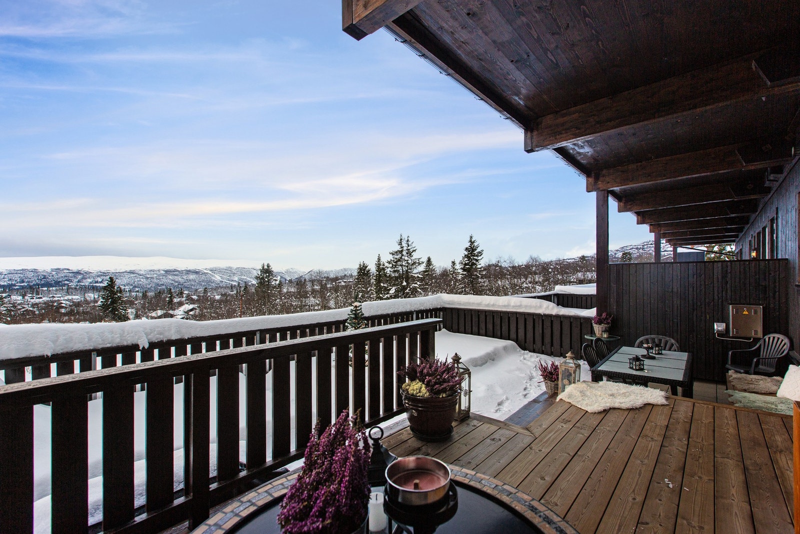 Leiligheten er beliggende i Beitostølen Fjellpark, med sydvestvendt terrasse med flott utsikt mot Slettefjell og Mugnetind! Galleribilde
