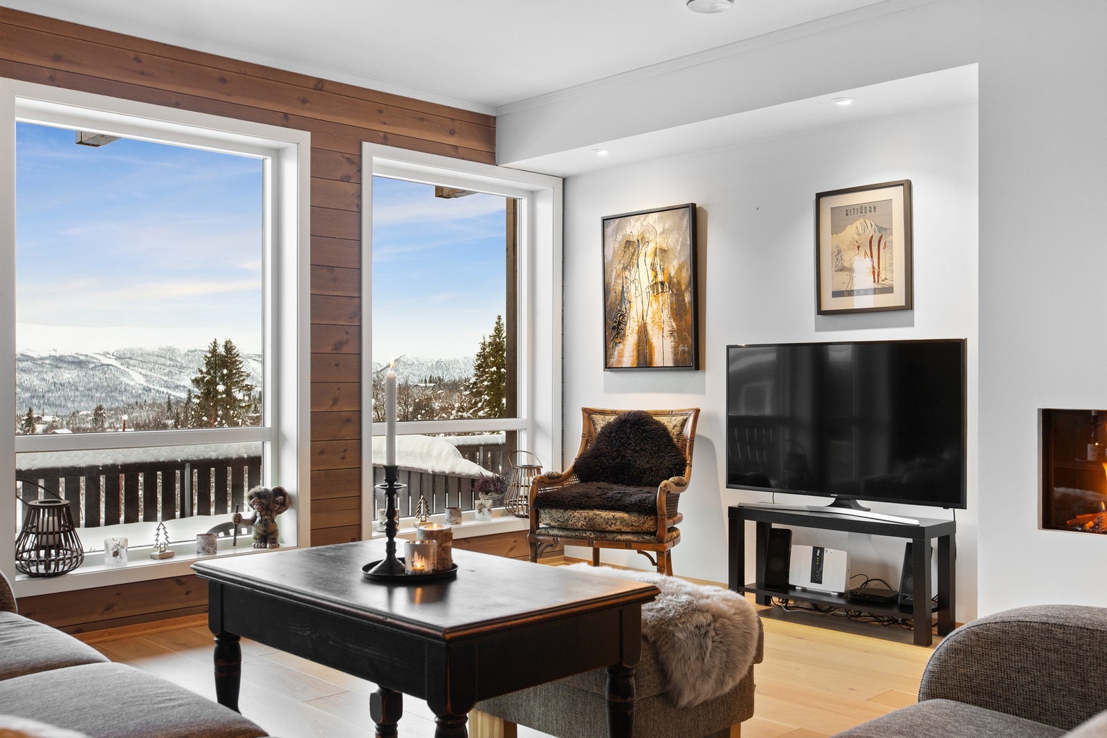 Fra stuen er det utgang direkte til terrassen. Galleribilde