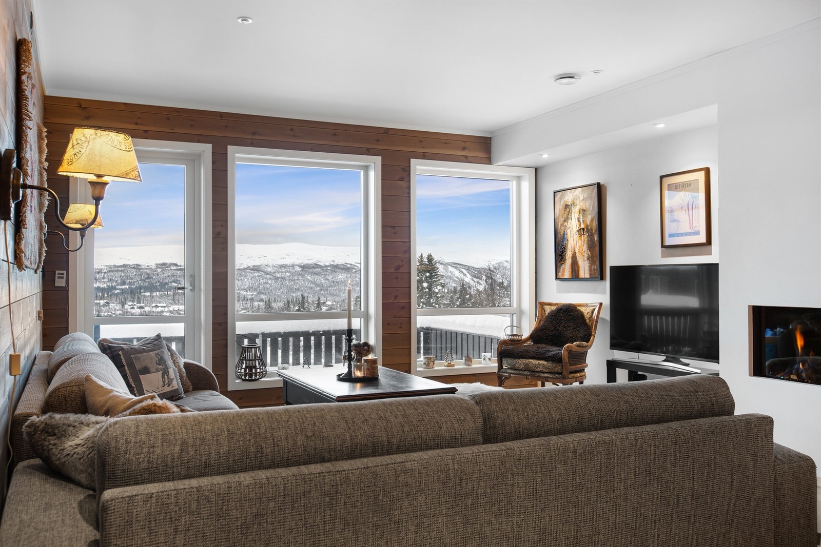 De store vindusflatene slipper inn godt med naturlig lys, og lar deg virkelig nyte den flotte utsikten fra sofakroken. Galleribilde