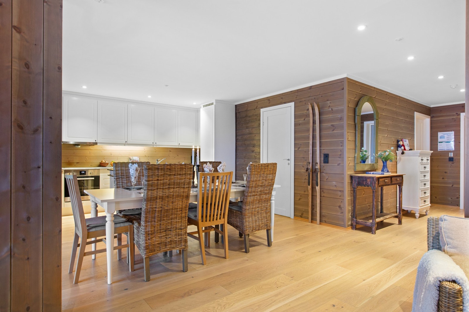 Her er det plass til en romslig spisestue. Galleribilde