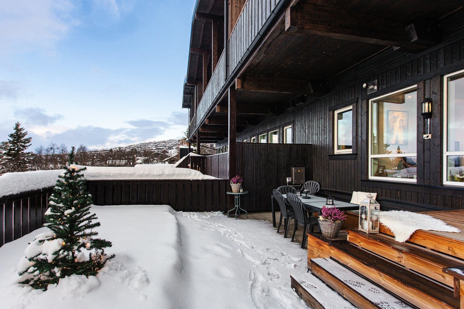 Terrassen er lun og skjermet, og delvis overbygd. Galleribilde