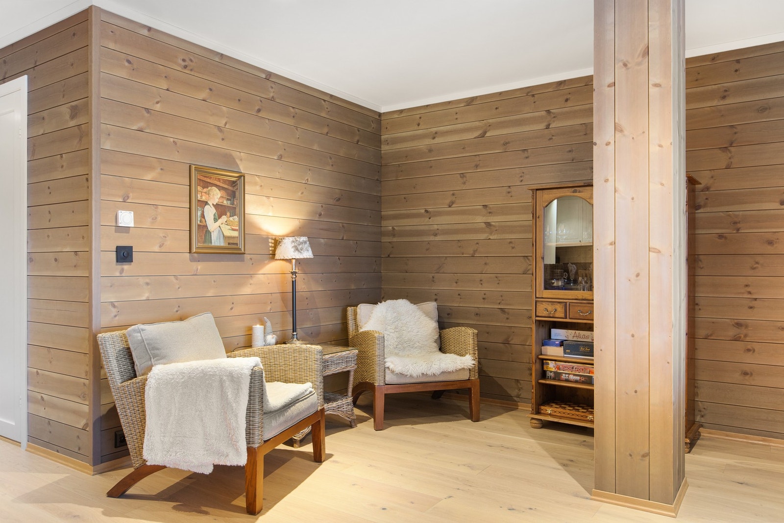 Stuen har flere møbleringsmuligheter med sittegrupper. Galleribilde