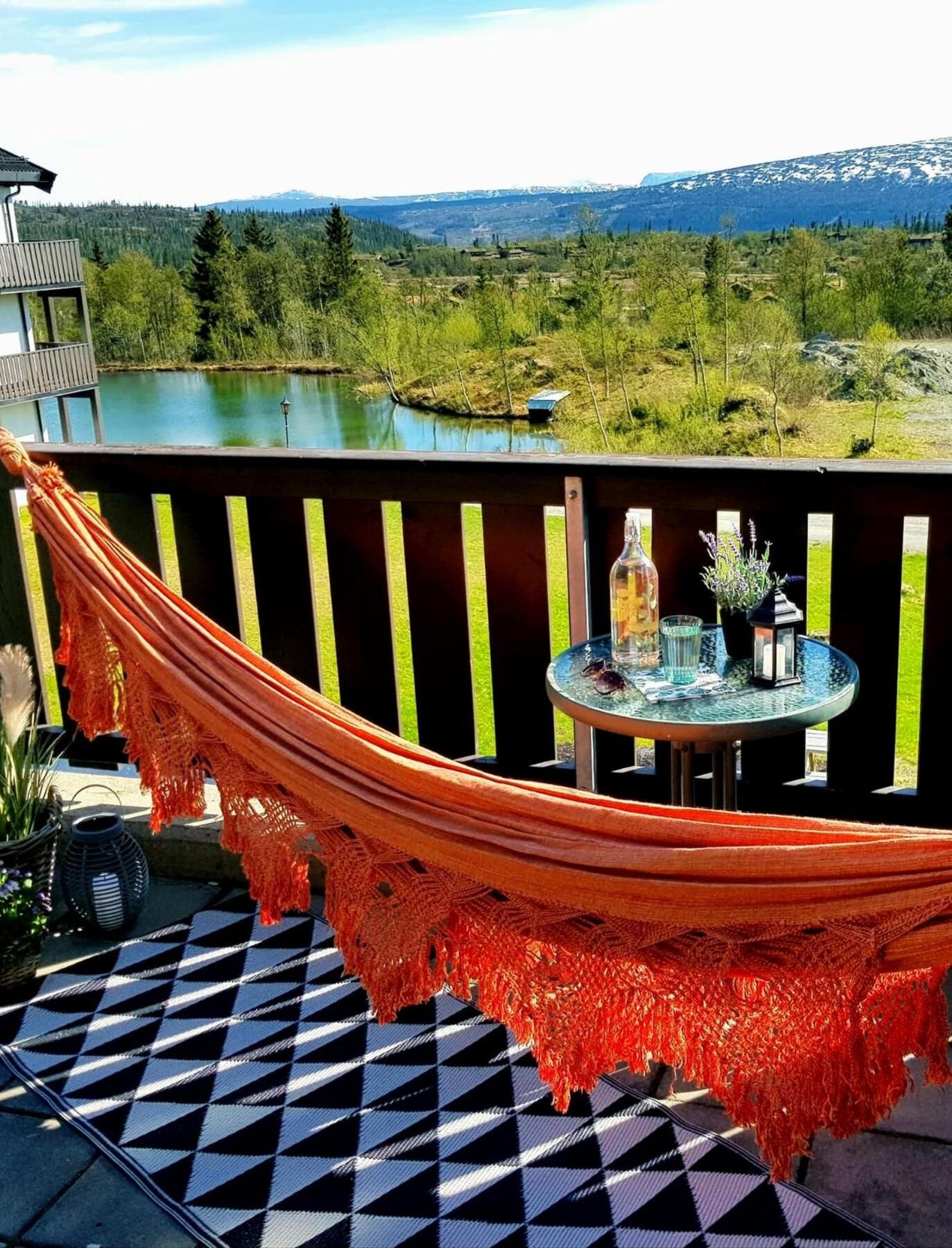 På den nedre delen av terrassen kan man nyte sola fra tidlig morgen til sent på kveld i sommermånedene. Galleribilde