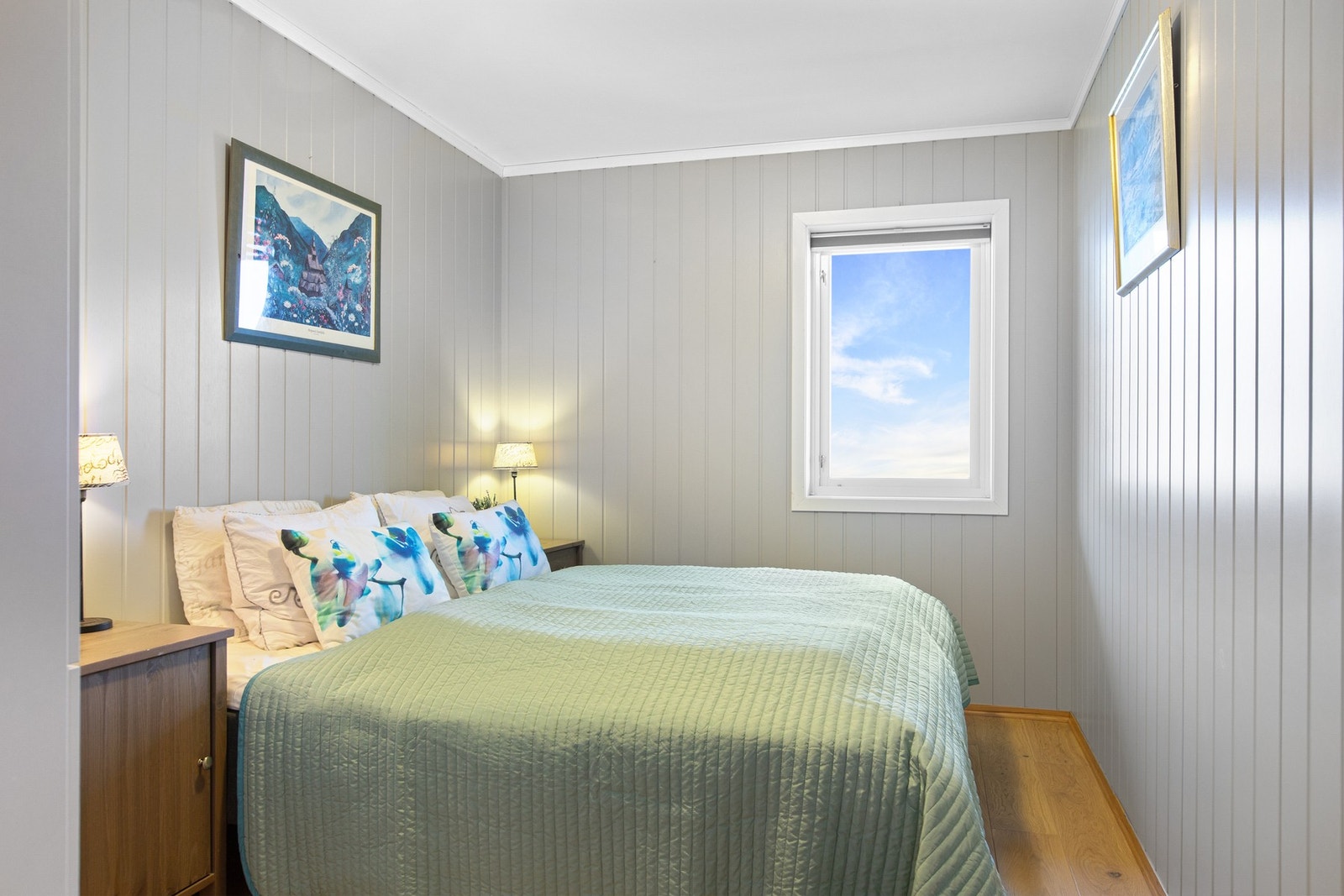 Leiligheten har to soverom. Hovedsoverommet er innredet med dobbeltseng, og har plassbygd garderobeskap. Galleribilde