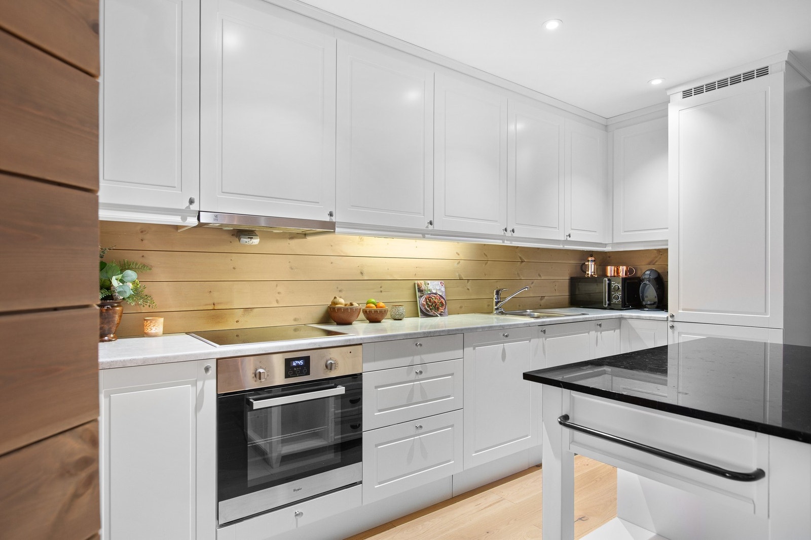 Lyst og pent Sigdalkjøkken med profilerte fronter i tidløs farge, med over- og underskap som gir godt med oppbevaringsplass. Galleribilde