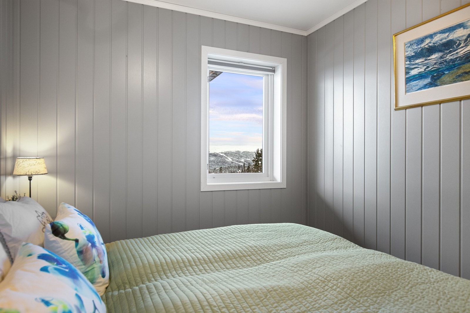 Fra soverommet har du en fantastisk utsikt over vakre fjell og natur, som gir en rolig atmosfære. Galleribilde
