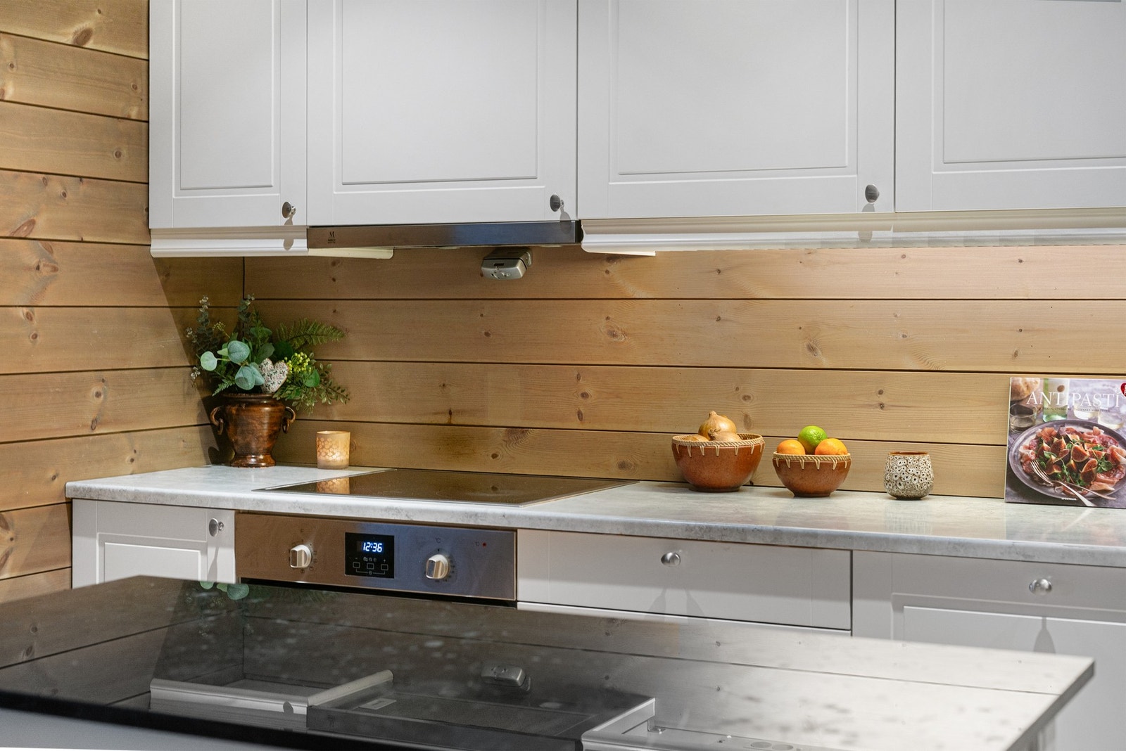 Kjøkkenet har også en praktisk kjøkkenøy, som enkelt kan flyttes på. De integrerte hvitevarer er fra Whirlpool og Bosch, samt Røros kjøkkenventilator. Galleribilde