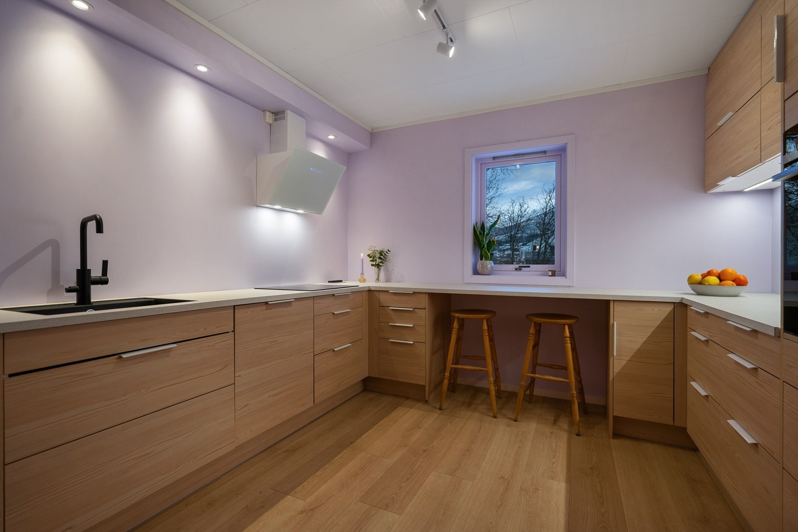 Stilfullt kjøkken med gode oppbevaringsmuligheter i skuffer, skap og på benk Galleribilde