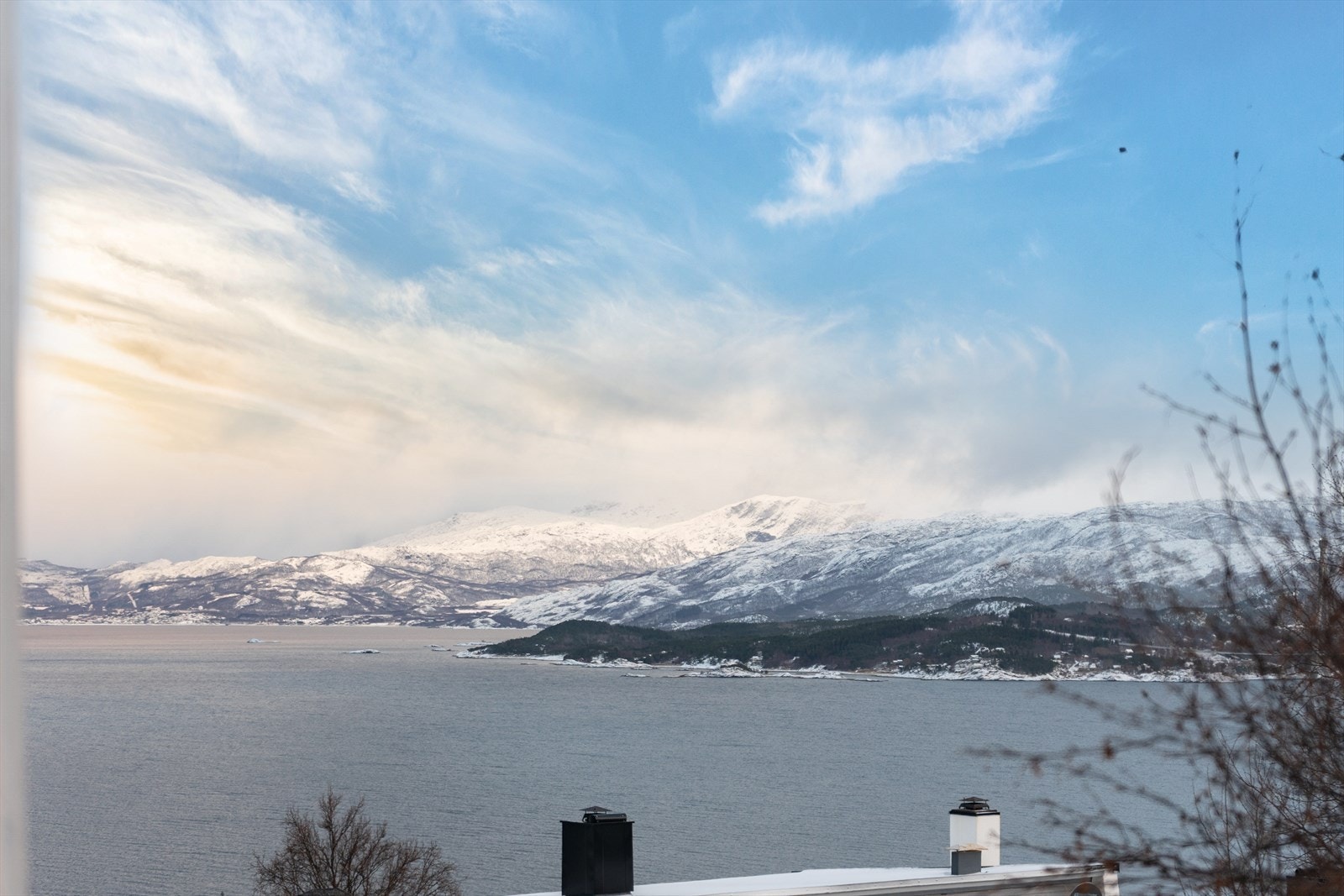 Balkongen gir utsikt mot Øyjord og Bjerkvik Galleribilde