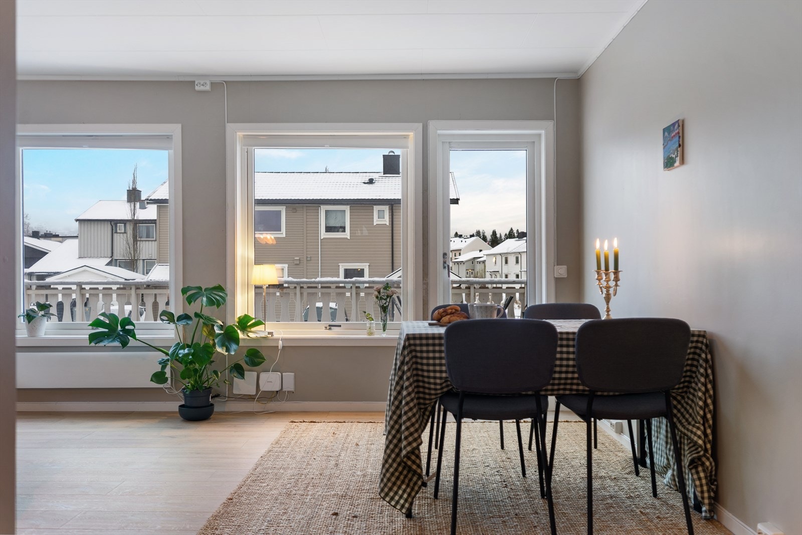 Fra stue er det utgang til en praktisk terrasse Galleribilde