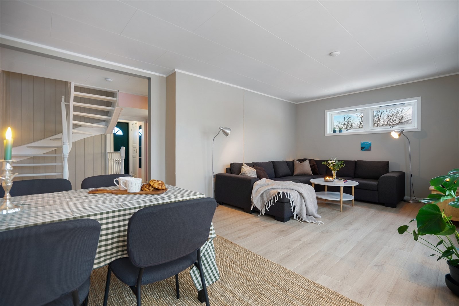 Stue og kjøkken er delvis adskilt, noe som gir en praktisk planløsning Galleribilde