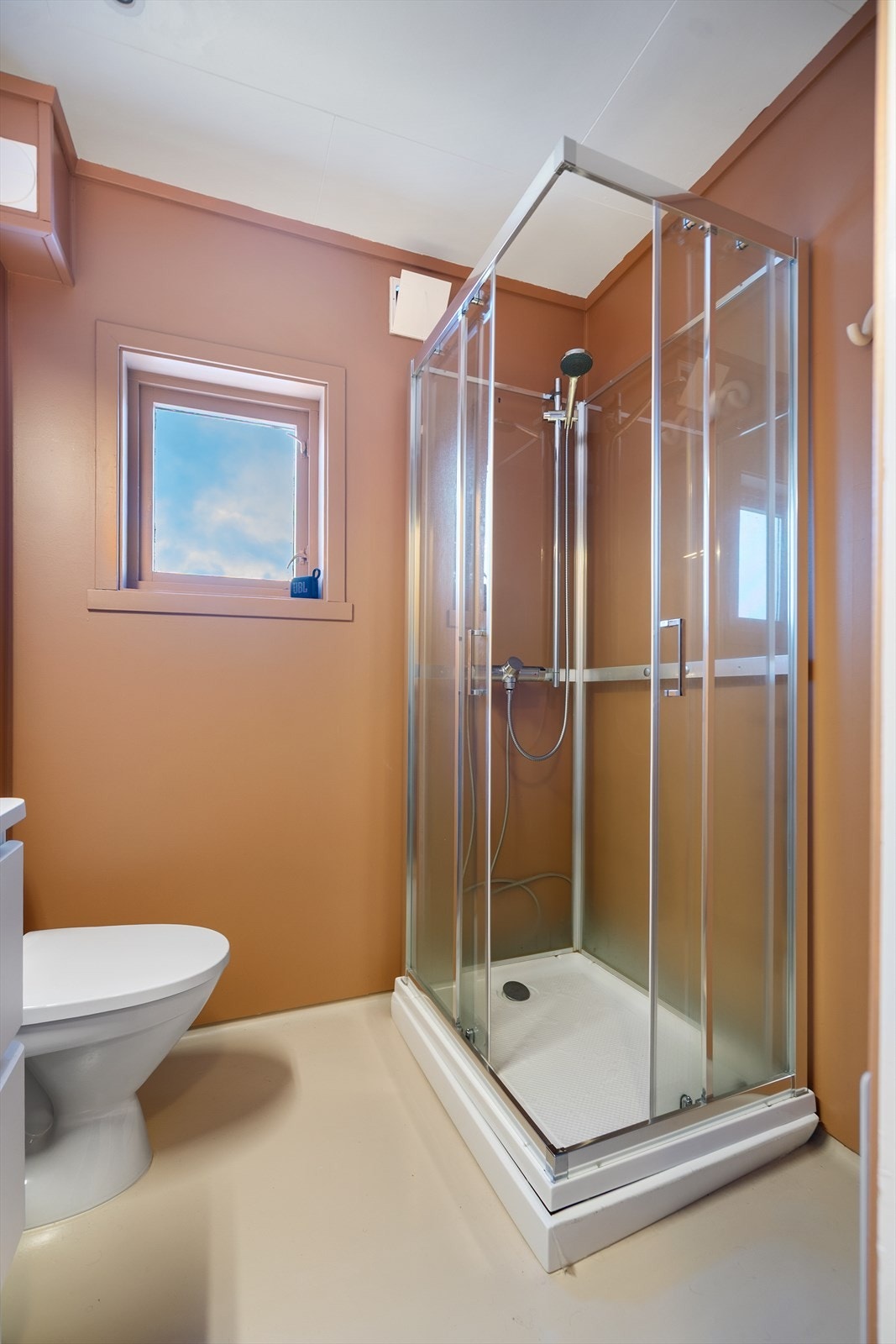 Badet har nyere baderomsinnredning, speilskap, dusjkabinett, toalett og spotter i himling Galleribilde