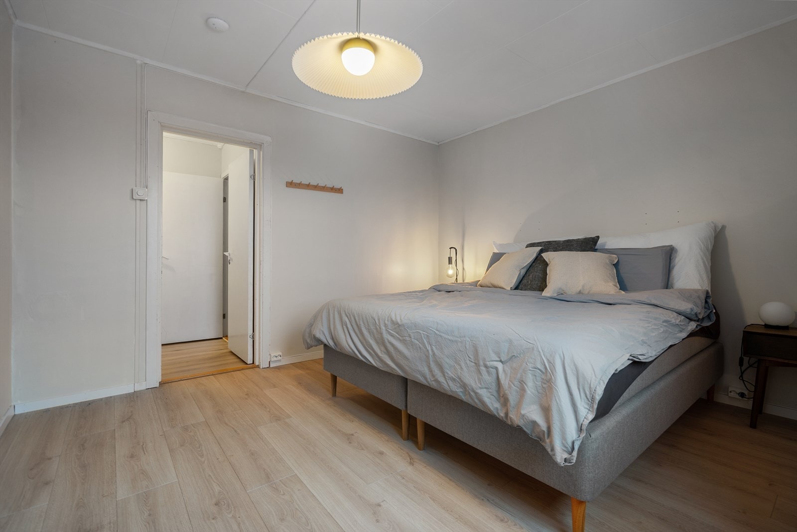 Soverom 1 - Her er det god plass for dobbeltseng, nattbord og garderobeløsninger Galleribilde