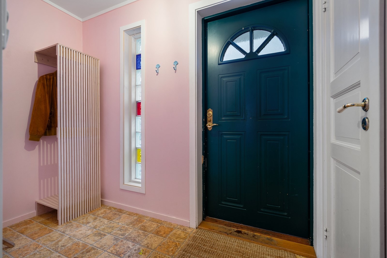 Velkommen inn! Praktisk entré med oppheng for yttertøy Galleribilde