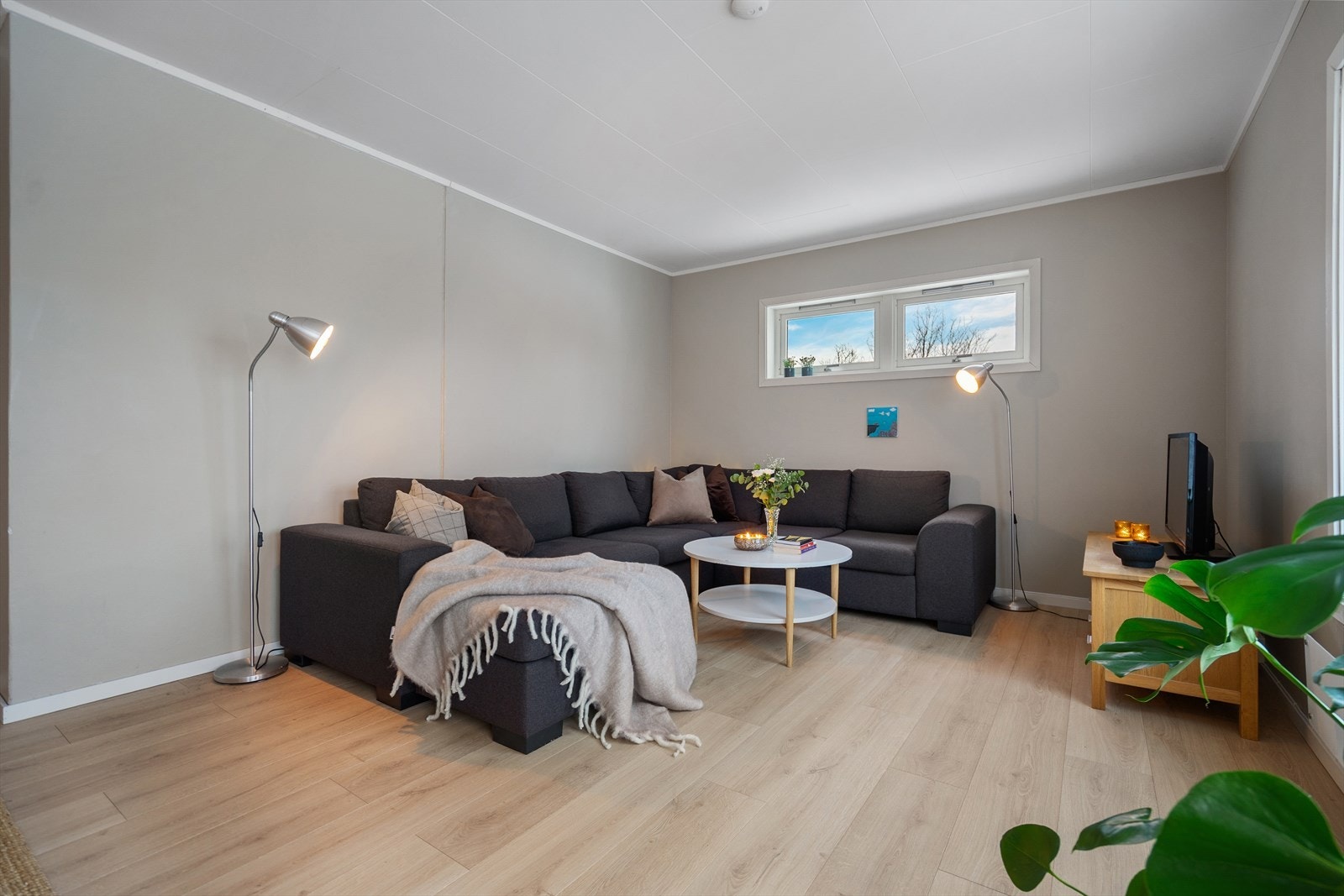 Lys stue med gode møbleringsmuligheter for både sofakroken og spisebord i ulike soner Galleribilde