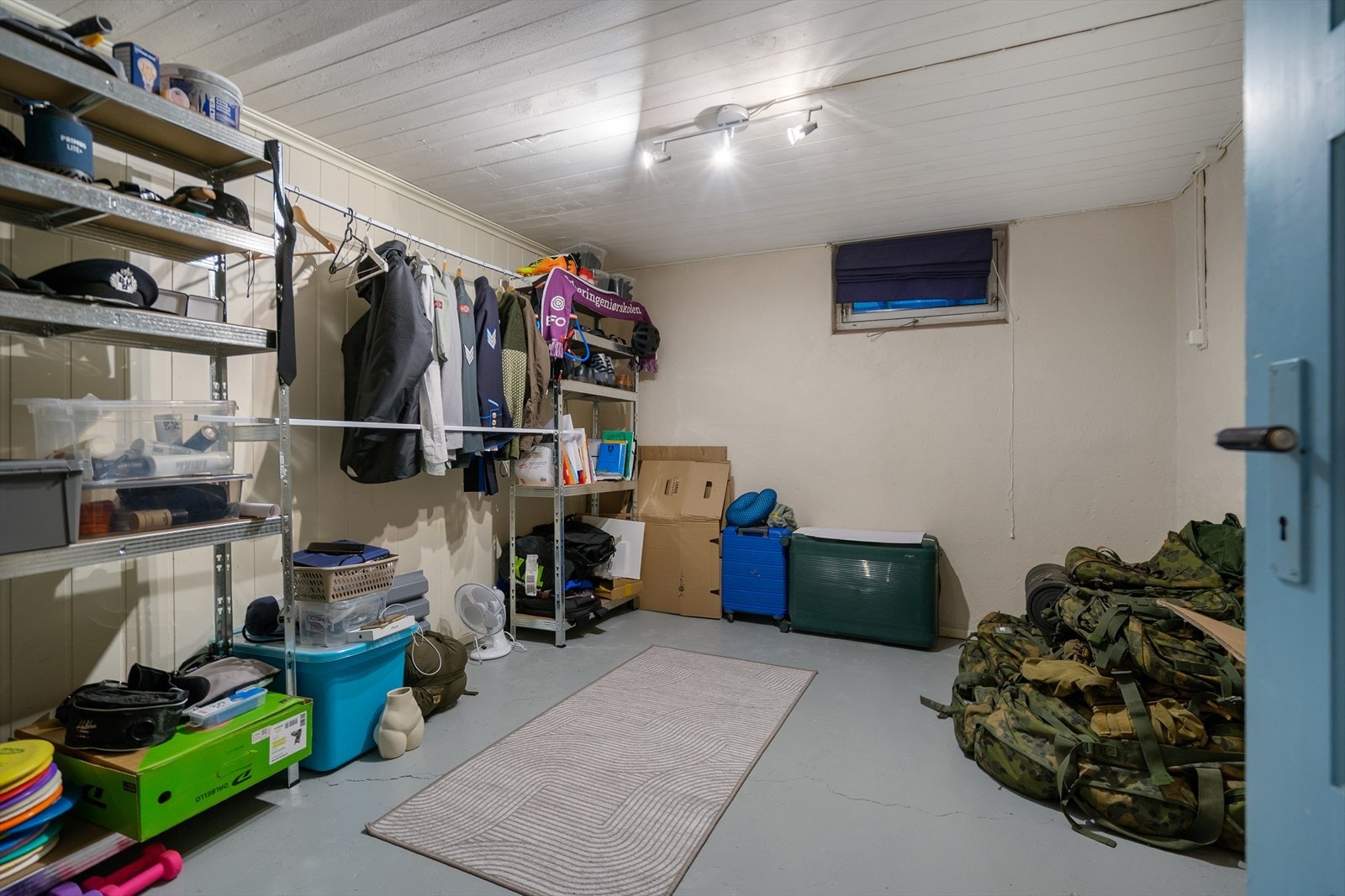 Kjelleren har rikelig med lagringsplass for diverse utstyr Galleribilde