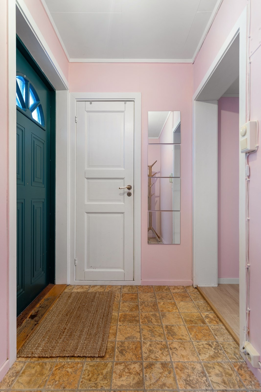 Fra entré er det adkomst til bad, kjøkken og stue Galleribilde