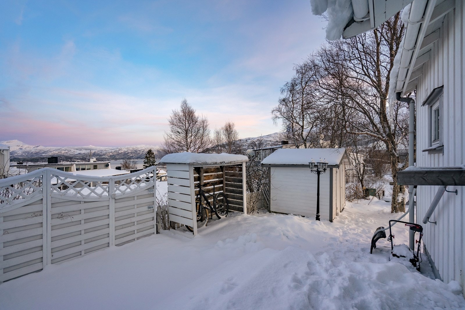 Utebod med plass for oppbevaring av utemøbler, sykler og annet utstyr Galleribilde