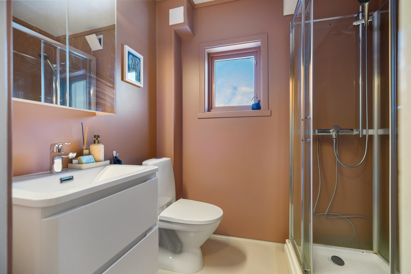 Boligen har to praktiske baderom Galleribilde