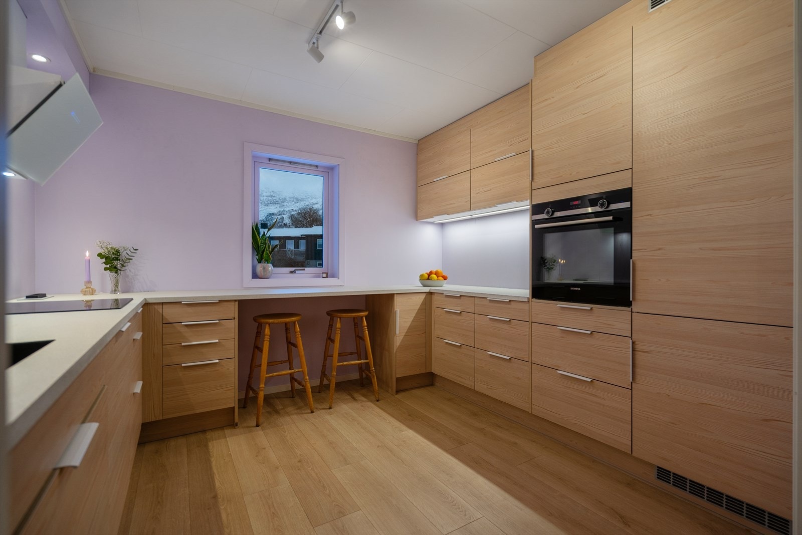 Kjøkkenet er velutstyrt med både integrert stekeovn, oppvaskmaskin, platetopp, kjøl- og fryseskap Galleribilde