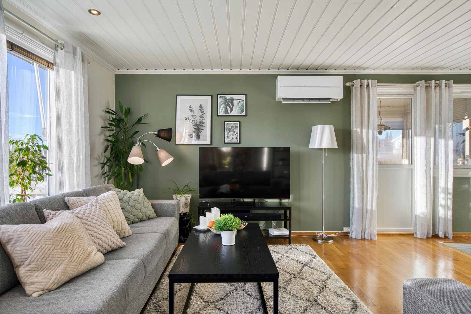 Varmepumpe ny i 2023. Utgang til innglasset terrasse. Galleribilde