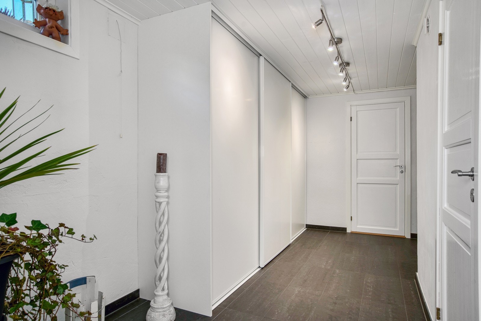 Fint med skap i gang - praktisk for oppbevaring Galleribilde