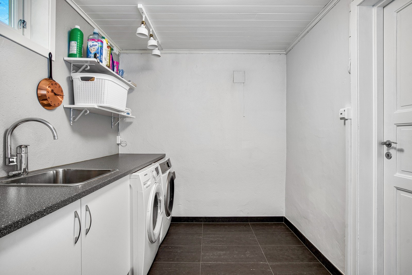 Vaskerom med wc i kjeller Galleribilde