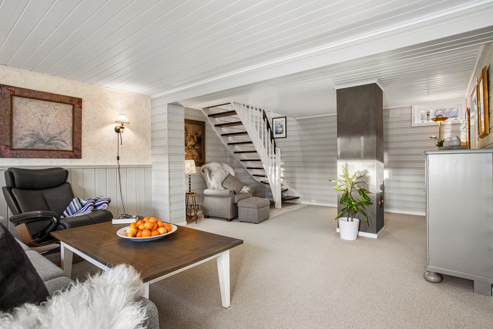 Hobbyrom som er innredet rom, det foreligger ikke dokumentasjon på godkjent bruksendring fra tilleggsdel til hoveddel. Galleribilde