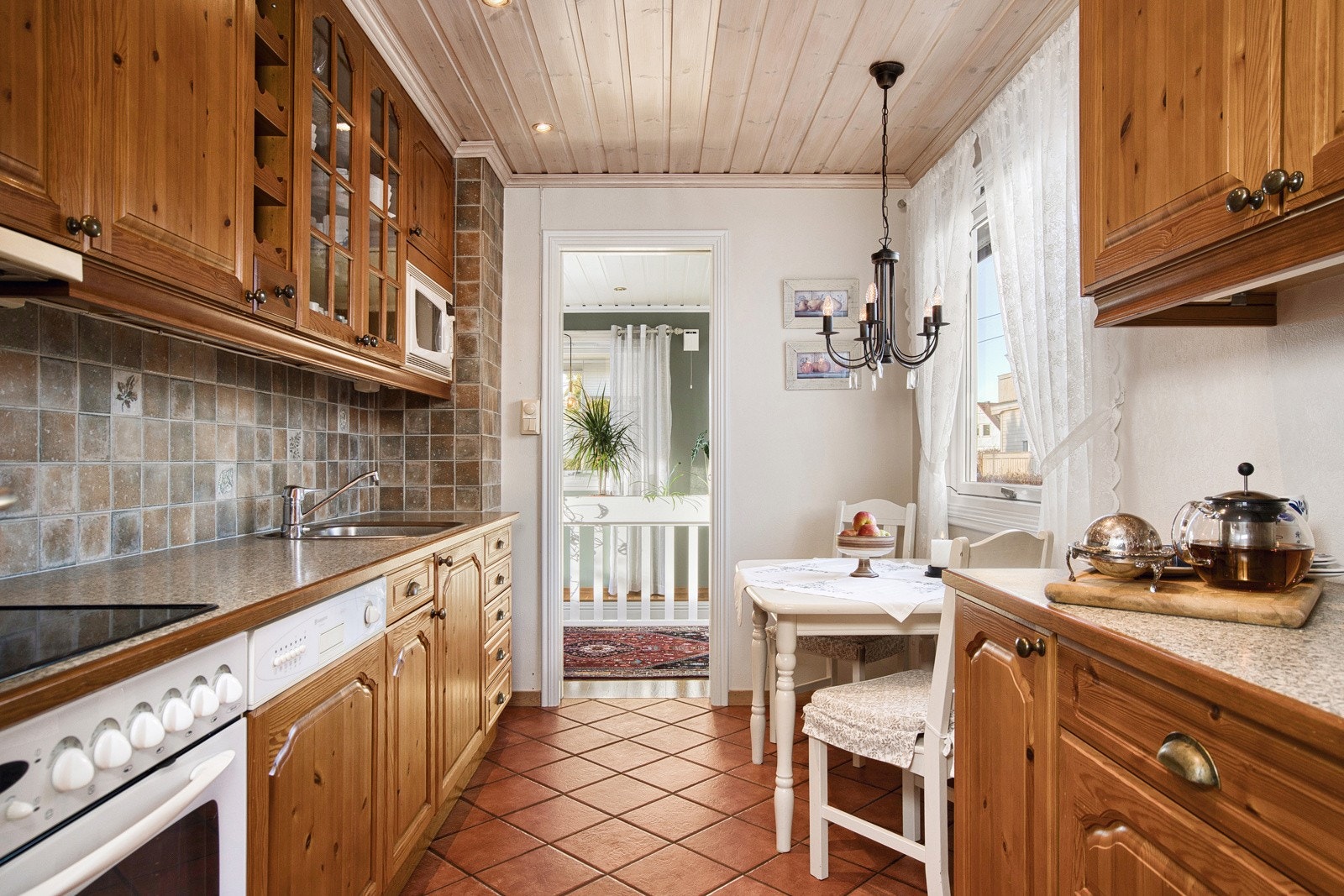 Kjøkkenet er hjemmekoselig og solid i heltre Galleribilde