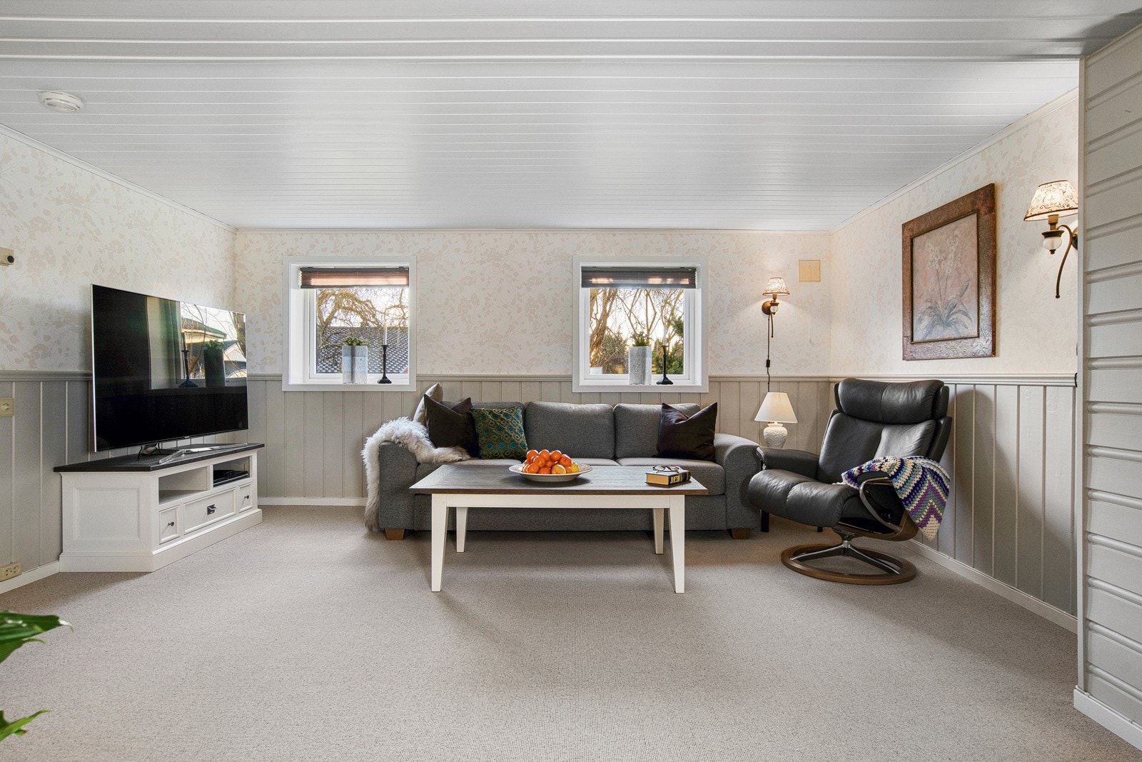 Store vinduer slipper lyset inn i dette rommet i sokkeletasjen Galleribilde