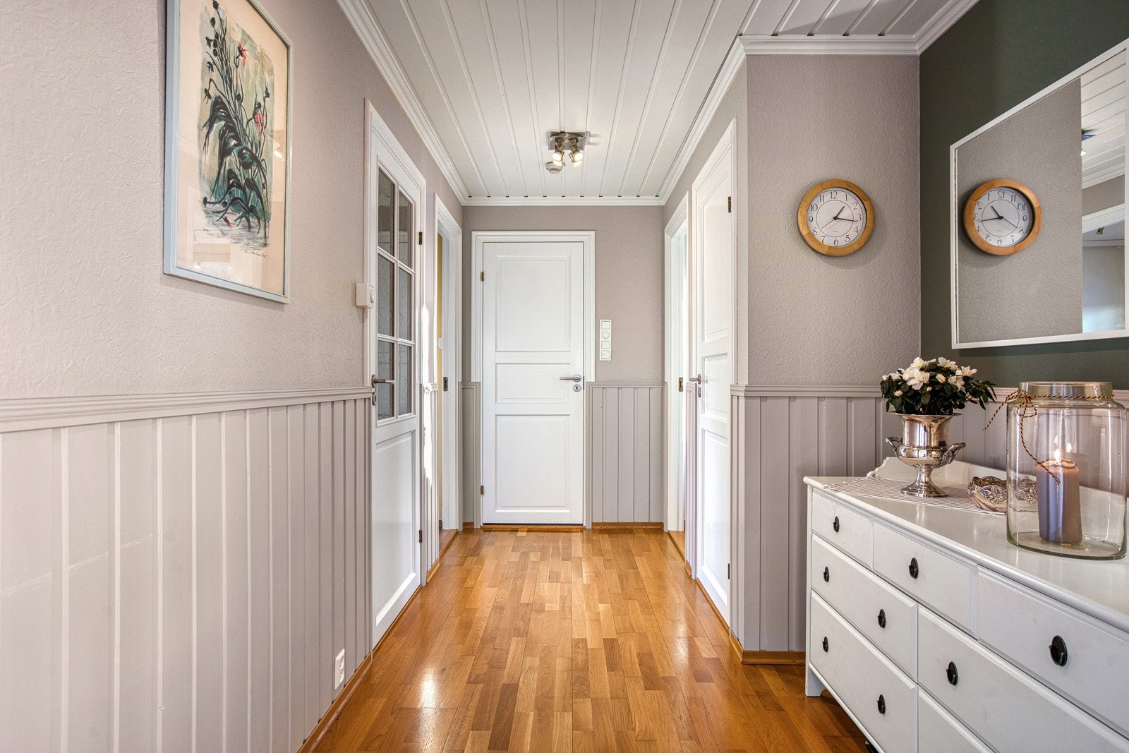 Mellomgangen leder inn til badet og to soverom Galleribilde