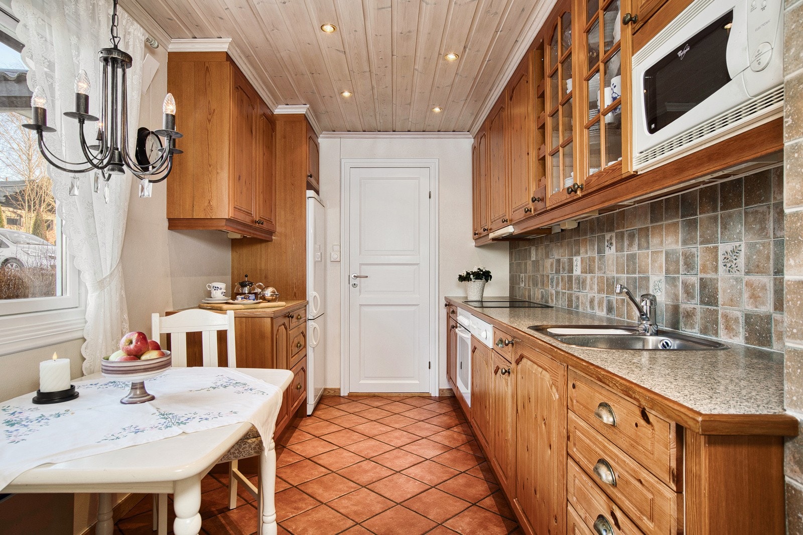 Fin plass til kjøkkenbord. Dør leder ut til gangen Galleribilde