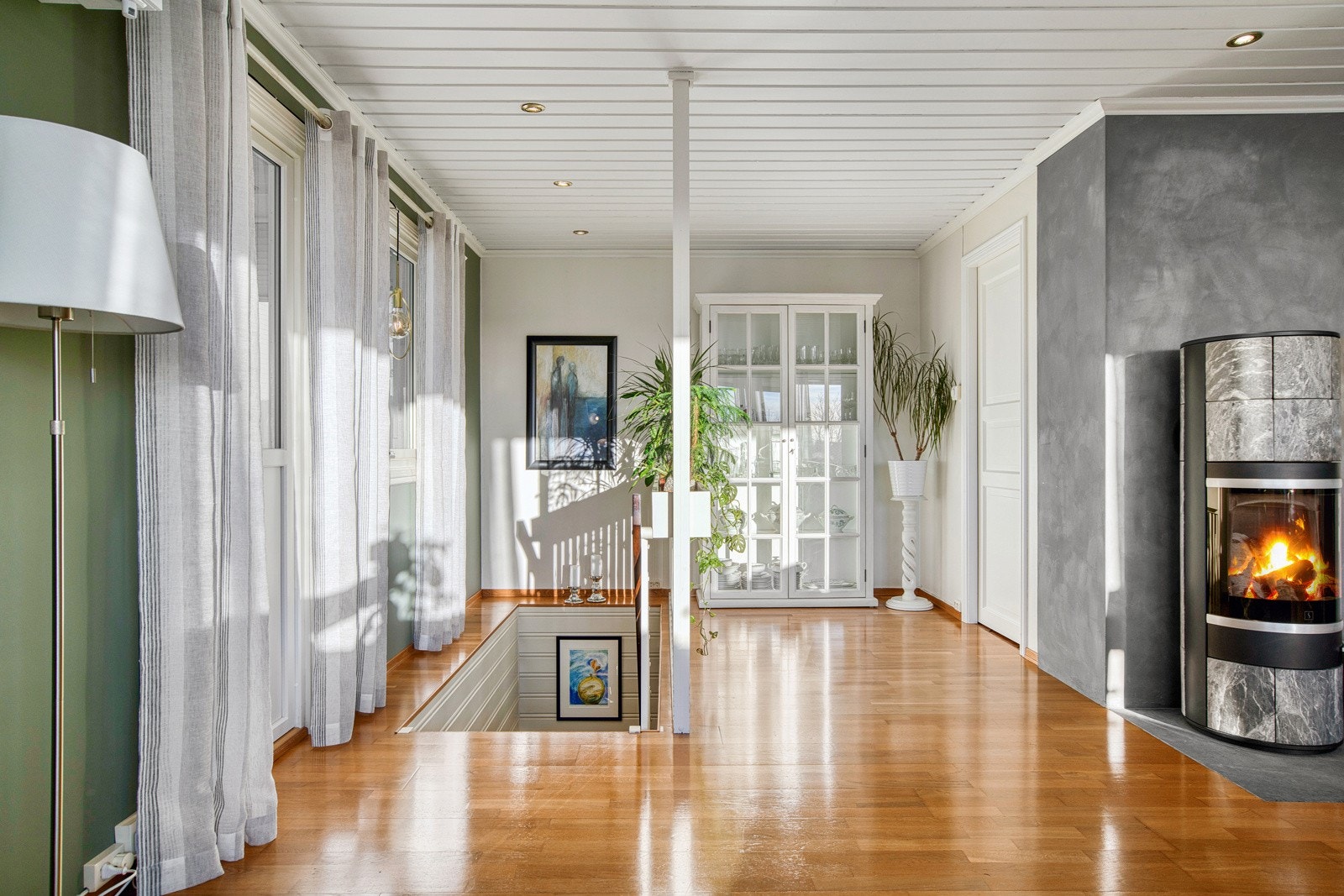 I enden av stua leder trappen ned til underetasjen hvor du finner et stort hobbyrom, rom, vaskerom med wc, boder og utgang til hagen Galleribilde