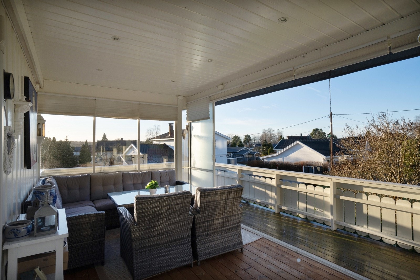 Stor innglasset terrasse mot syd og vest. Medfølger: Elektriske markiser (nye i 2015), persienner og varmelampe. Her er det fint å sitte utendørs store deler av året Galleribilde