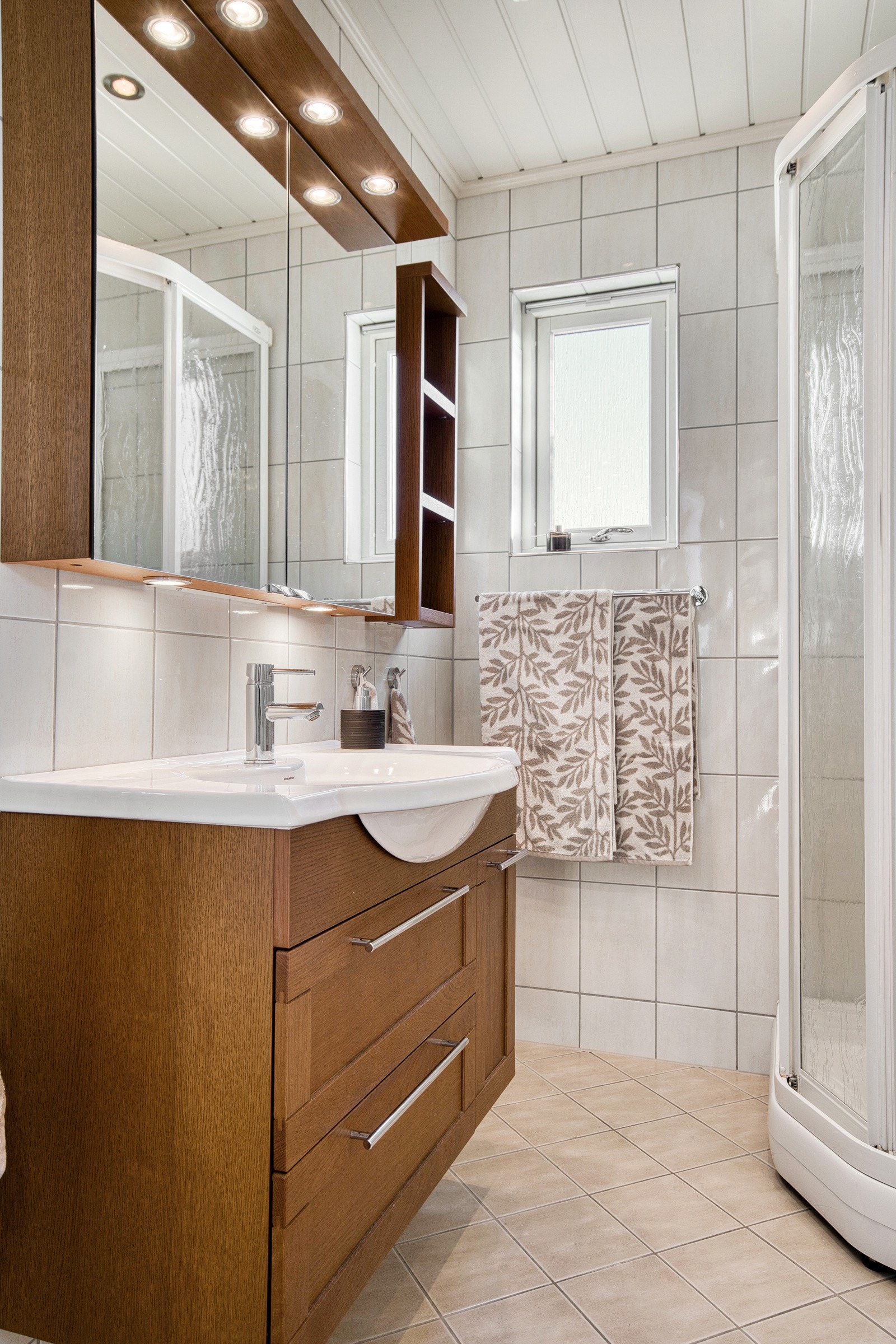 Bred baderomsinnredning og skap med speil Galleribilde