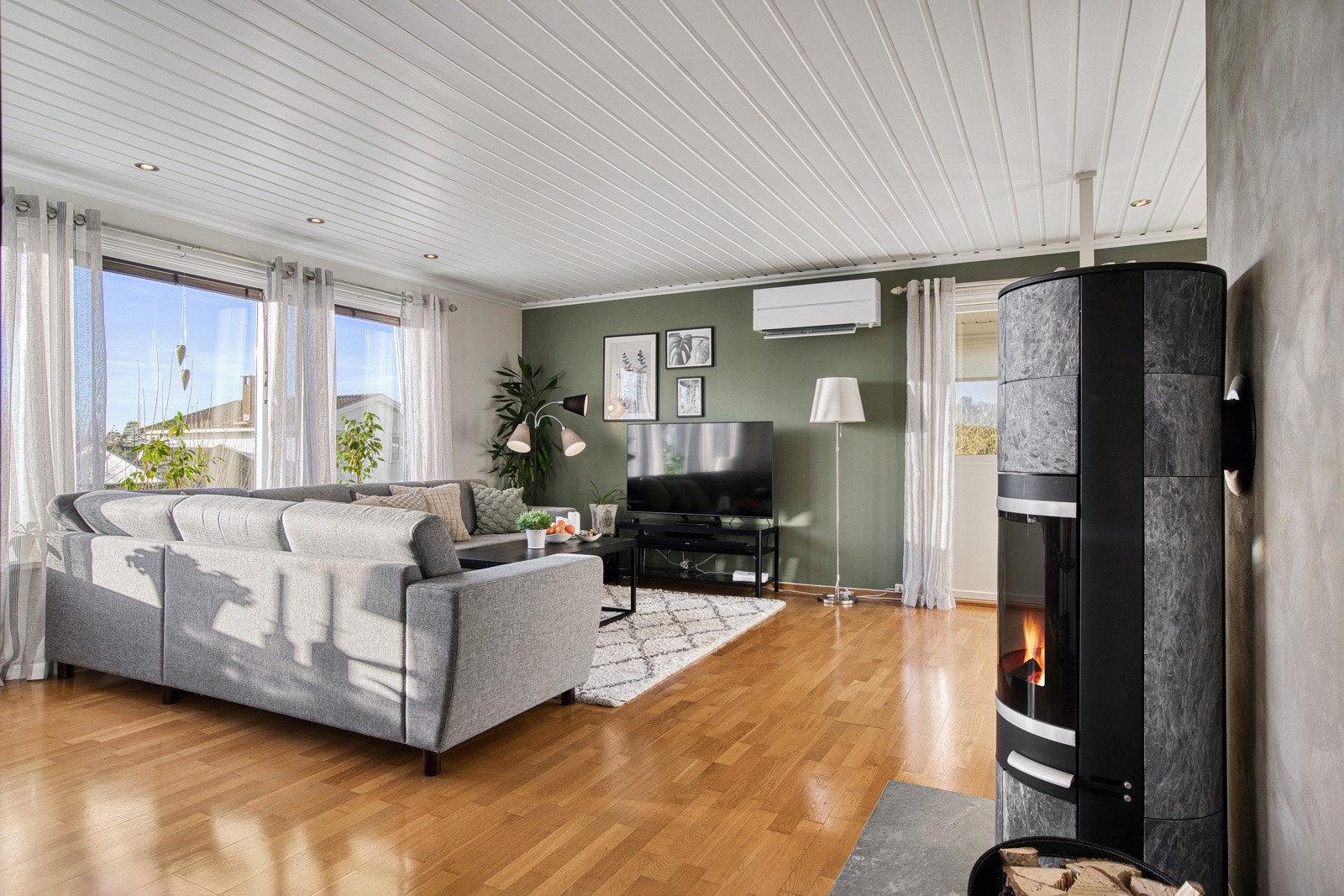 Stue med store vinduer som slipper lyset fint inn. Galleribilde