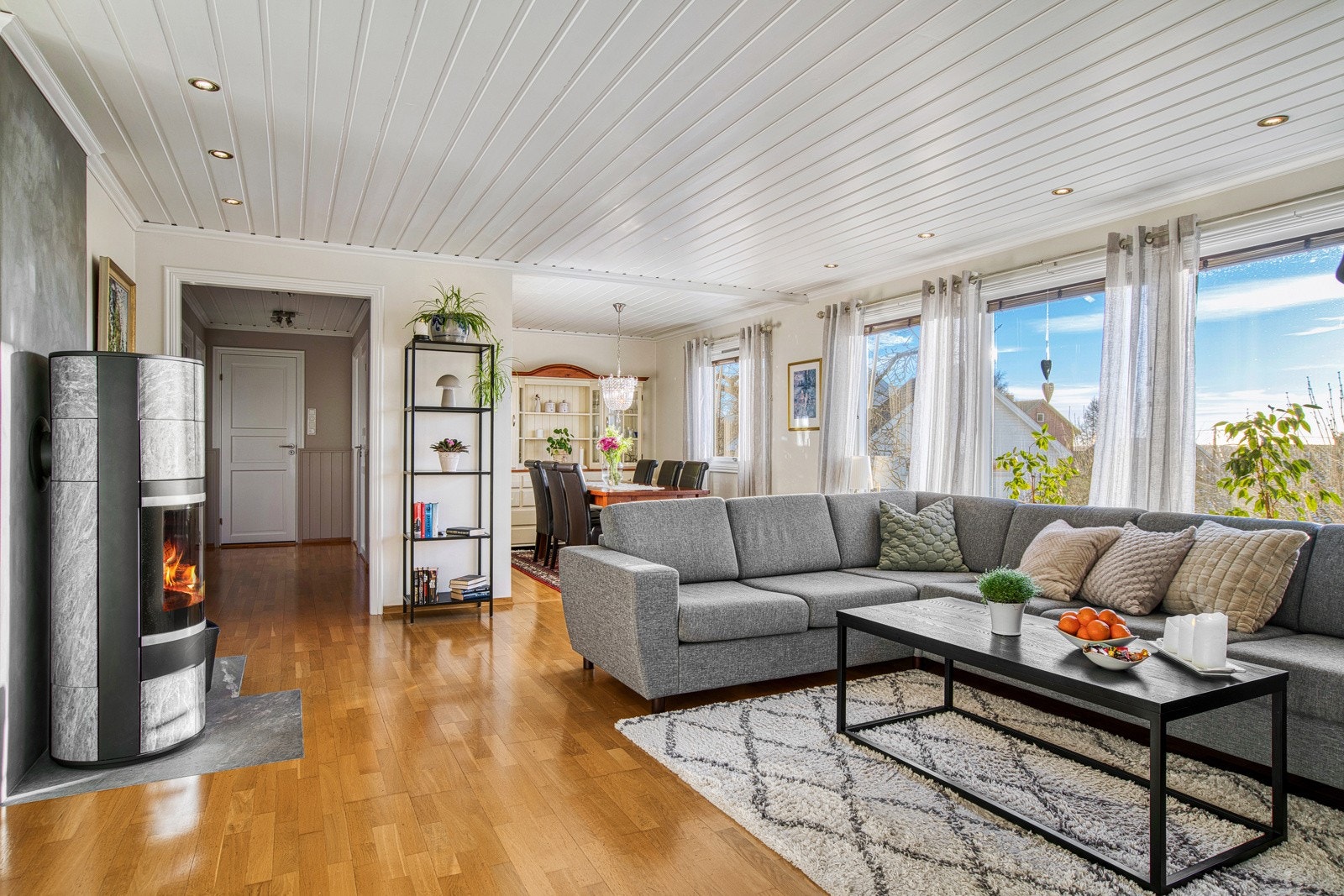 Markiser på alle vinduer i 1. etg som vender ut mot hagen Galleribilde