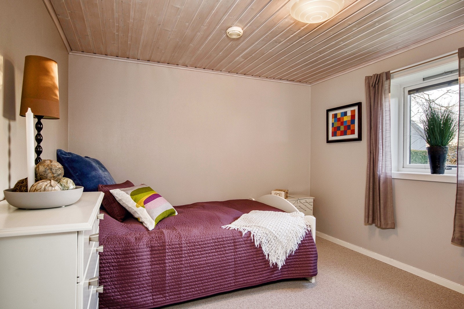 Innredet rom i kjeller. Det foreligger ikke dokumentasjon på godkjent bruksendring fra tilleggsdel til hoveddel. Galleribilde