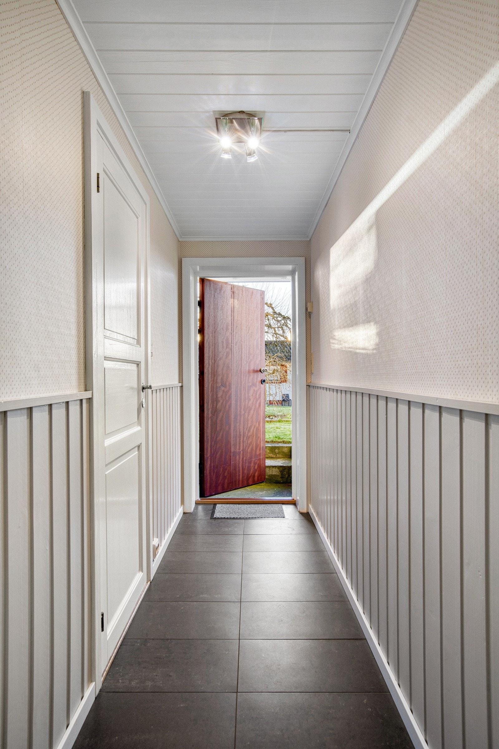 Gang leder inn til matbod, vaskerom og utgang ut til hagen Galleribilde