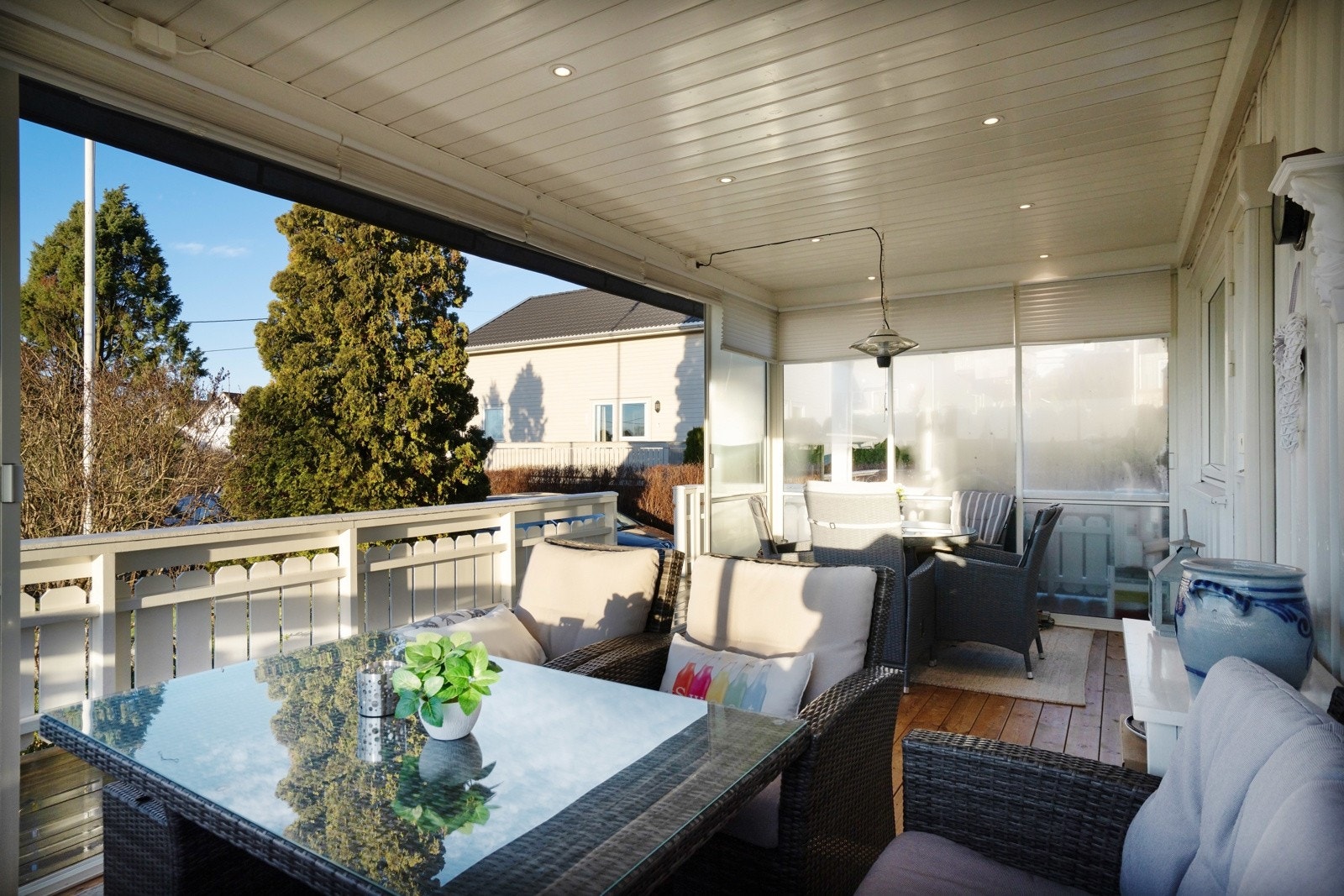 Terrassen er på ca.18 kvm, som gir meget god plass for å kose seg utendørs. Galleribilde